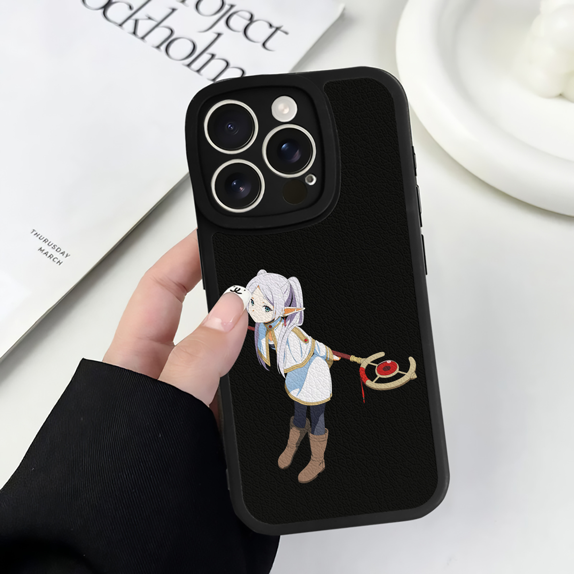 （画像用） 葬送のフリーレン Frieren 【iPhone 16シリーズ対応】シリコンスマホケース（レザー調） 材質：シリコン